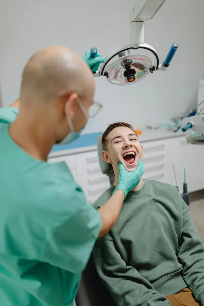 Médico dentista em consulta com um paciente